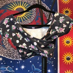 SOLD✌🏼
Small Cross Back Floral Crop Top Short Sleeve